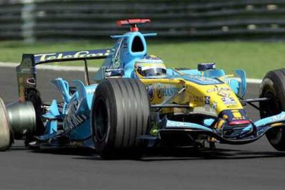 Alonso conduce su Renault hacia los boxes tras destrozar una rueda.