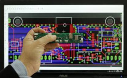 Pulsadores y microchips usados en los productos de Eneso.