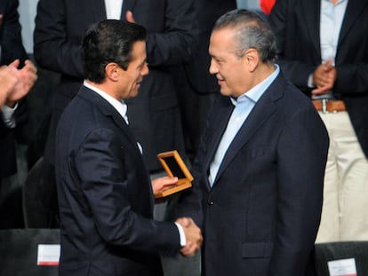 Enrique Peña Nieto y Manlio Fabio Beltrones, en un acto por el aniversario del PRI en Ciudad de México, el 4 de marzo de 2017.