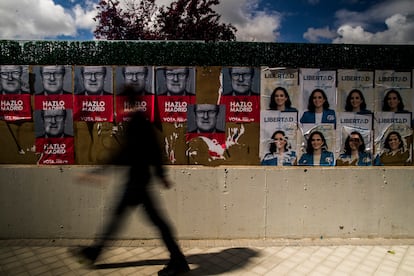 Carteles con los candidatos a las elecciones de la Comunidad de Madrid del 4 de mayo, en Boadilla (Madrid). 