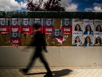 Carteles con los candidatos a las elecciones a la Comunidad de Madrid del 4 de mayo, en Boadilla.
