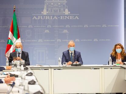 El lehendakari, Iñigo Urkullu (c), flanqueado por los consejeros de Seguridad, Josu Erkoreka (i), y de Salud, Gotzone Sagardui (d), preside este lunes en Vitoria la reunión del consejo asesor del LABI convocada de urgencia para adoptar nuevas restricciones en Euskadi.