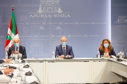 El lehendakari, Iñigo Urkullu (c), flanqueado por los consejeros de Seguridad, Josu Erkoreka (i), y de Salud, Gotzone Sagardui (d), preside este lunes en Vitoria la reunión del consejo asesor del LABI convocada de urgencia para adoptar nuevas restricciones en Euskadi.