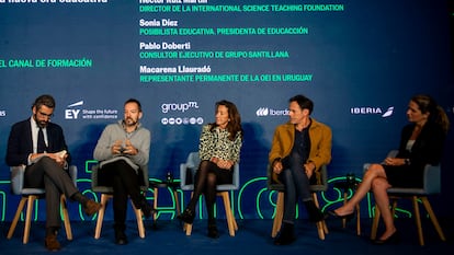 Desde la izquierda, Iñaki Ortega, doctor en Economía y director de Deusto Business School en Madrid; Héctor Ruiz Martín, director del Internacional Science Teaching Foundation; Sonia Díez, posibilista educativa y presidenta de EducAcción; Pablo Doberti, consultor ejecutivo de Grupo Santillana, y Macarena Llauradó, representante permanente de la OEI en Uruguay. 