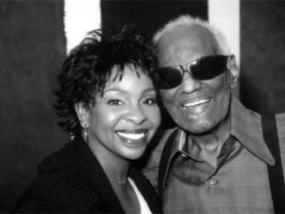 Ray Charles, acompañado de Gladys Knight.