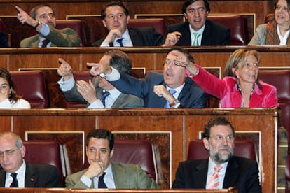 Diputados del PP señalan a los bancos socialistas durante un rifirrafe en la sesión de control al Gobierno.