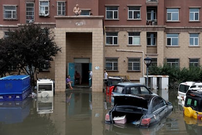 La ciudad china de Zhuozhou se ha visto afectada por la convergencia de seis ríos, desencadenando inundaciones repentinas que han aislado a la comunidad. En la imagen, vista de una zona residencial inundada en Zhuozhou, el jueves.