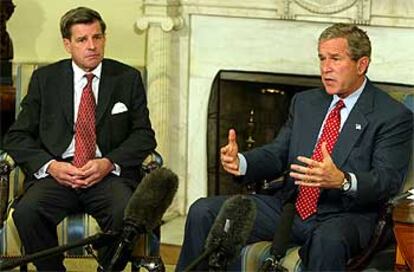 El administrador de EE UU en Irak, Paul Bremer, a la izquierda, y George W. Bush, ayer en  Washington.
