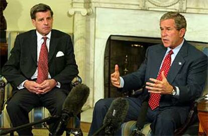 El administrador de EE UU en Irak, Paul Bremer, a la izquierda, y George W. Bush, ayer en Washington.