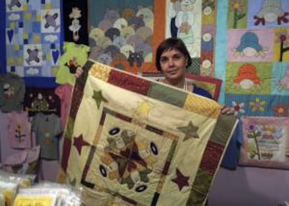 Una mujer muestra su trabajo de "patchwork" en "Creativa", feria de manualidades, labores y bellas artes que se celebra en Madrid hasta el 21 de octubre. El "patchwork", que consiste en unir parches de tela, se ha convertido en una tendencia que ha atrapado a miles de mujeres de todas las edades y de varios rincones del mundo y las ha sentado con hilo y aguja para crear cualquier objeto que surja de su imaginación.