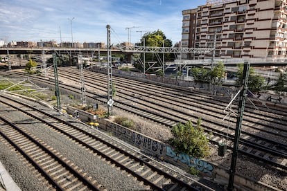 La playa de vías que en 2028 está previsto que estén soterradas y sobre las que se extenderá el futuro Parque Central y el bulevar García Lorca de Valencia.