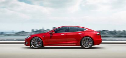 Coche Tesla Model S rojo