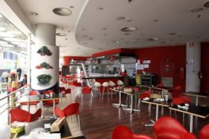 Una de las cafeterías cerradas en la T4 durante la segunda jornada de huelga de los trabajadores de Raesa, concesionaria del 90 % de la hostelería del aeropuerto de Barajas.