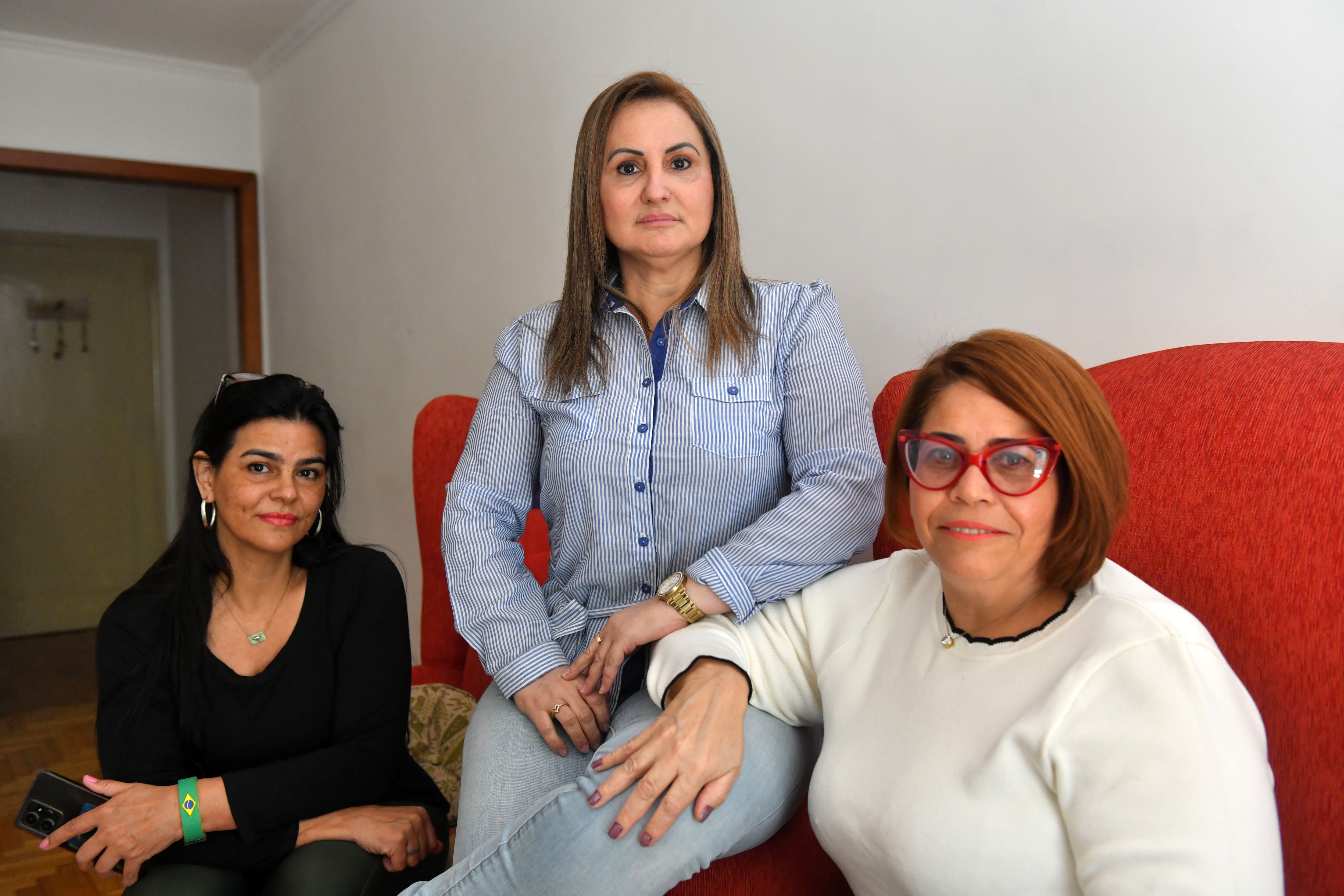 Raquel Lopes de Sousa (centro), Rosana Maciel Gomes (dcha.) y Alethea Verusca (izq) en el comedor de su casa de Buenos Aires.