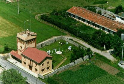 Vista aérea del Observatorio de Igueldo, situado a 251 metros de altitud en el monte del mismo nombre, en las proximidades de la ciudad de San Sebastián. El emplazamiento ofrece una panorámica privilegiada de los cuatro puntos cardinales, en especial de la zona marítima del golfo de Vizcaya.