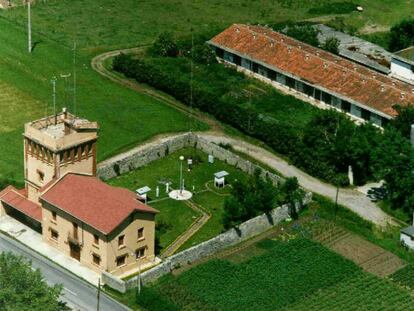 Vista aérea del Observatorio de Igueldo, situado a 251 metros de altitud en el monte del mismo nombre, en las proximidades de la ciudad de San Sebastián. El emplazamiento ofrece una panorámica privilegiada de los cuatro puntos cardinales, en especial de la zona marítima del golfo de Vizcaya.