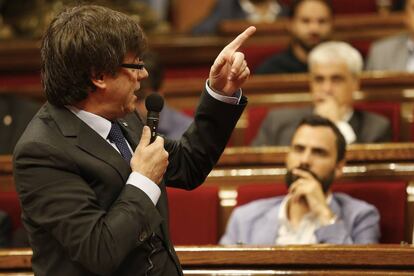 El presidente de la Generalitat, Carles Puigdemont, ayer en el Parlamento de Catalu&ntilde;a.