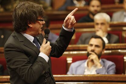 El presidente de la Generalitat, Carles Puigdemont, ayer en el Parlamento de Cataluña.