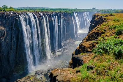 Vista del salto de agua desde Zimbabue.