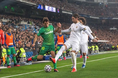 El centrocampista de la Real Sociedad Mikel Oyarzábal pelea un balón con el defensa del Real Madrid Sergio Ramos.