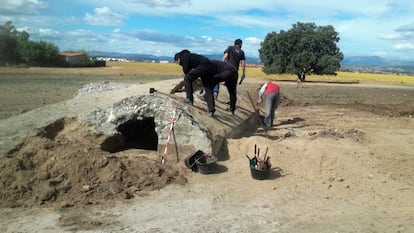 Archeologists searching the Brunete plain where the battle took place.