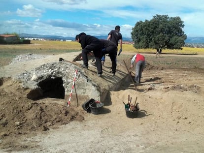 Archeologists searching the Brunete plain where the battle took place.