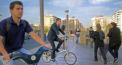 El cruce del puente de San Telmo en Sevilla. 