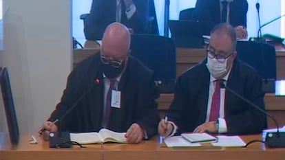 A la izquierda, José Manuel Villarejo, durante un momento de su interrogatorio a otro acusado.