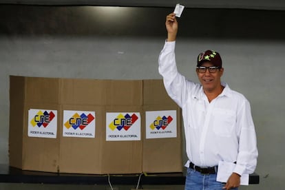 El candidato presidencial Henri Falcon muestra su papeleta en el centro electoral de Barquisimeto (Venezuela), el 20 de mayo de 2018.
