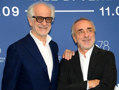 Toni Servillo (izquierda) y Silvio Orlando, antes de la presentación de 'Ariaferma', en el festival de Venecia.