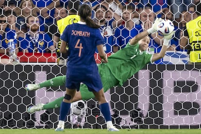 La portera de Alemania, Ann-Katrin Berger, ataja el penalti decisivo de Alice Sombath, de Francia, en el partido de cuartos de final de la Eurocopa Femenina 2025 entre Francia y Alemania, disputado en el St. Jakob-Park de Basilea. (Georgios Kefalas/Keystone via AP)