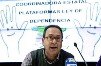 El portavoz de la coordinadora estatal de plataformas en defensa de la Ley de Dependencia, Jaime de Esteban, tras una reunión para analizar
"los recortes y modificaciones en materia de servicios sociales y desarrollo" de la citada norma. EFE/Archivo