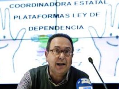 El portavoz de la coordinadora estatal de plataformas en defensa de la Ley de Dependencia, Jaime de Esteban, tras una reunión para analizar
"los recortes y modificaciones en materia de servicios sociales y desarrollo" de la citada norma. EFE/Archivo