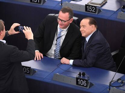 Dos eurodiputados, con el ex primer ministro italiano Silvio Berlusconi en Estrasburgo.