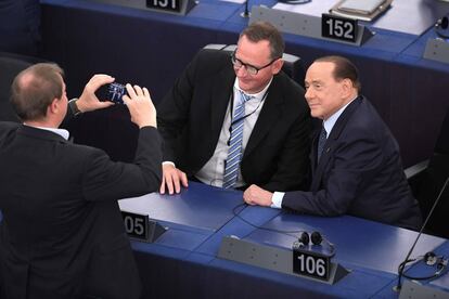 Dos eurodiputados, con el ex primer ministro italiano Silvio Berlusconi en Estrasburgo.