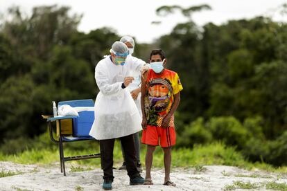 Paulino Hupdah de la etnia indígena Hupda recibe una vacuna contra la enfermedad del coronavirus.