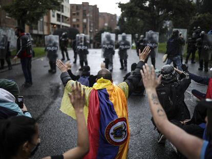 Manifestantes protestan contra la violencia de la policÍa, durante el paro nacional contra la reforma tributaria, en la residencia del presidente de Colombia, Iván Duque, en Bogotá, Colombia, el pasado 1 de mayo.