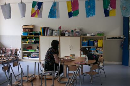 Una profesora con su alumna en una escuela de Barcelona.