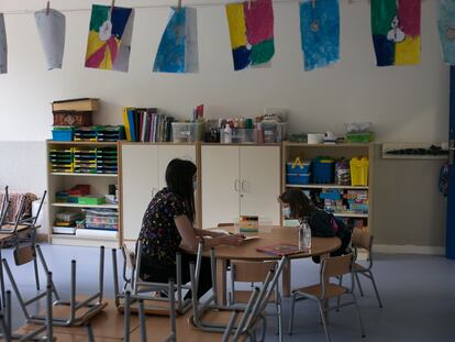 Una profesora con su alumna en una escuela de Barcelona.