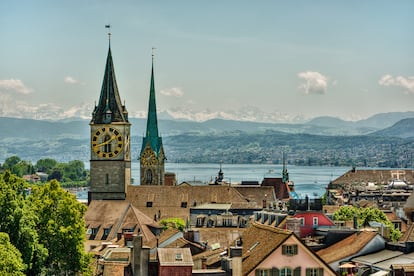 Las torres del reloj de las iglesias Fraumünster y St. Peter de Zúrich (Suiza).