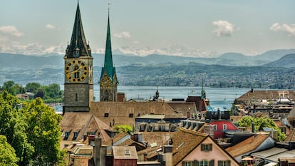 Las torres del reloj de las iglesias Fraumünster y St. Peter de Zúrich (Suiza).