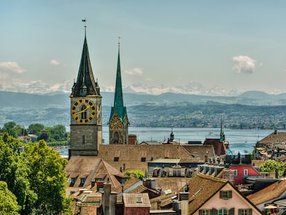 Las torres del reloj de las iglesias Fraumünster y St. Peter de Zúrich (Suiza).