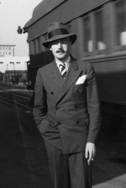 El escritor Dashiell Hammett, en una estación de tren en Hollywood.