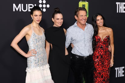 Margaret Qualley, Coralie Fargeat, Dennis Quaid et Demi Moore lors de la première de 