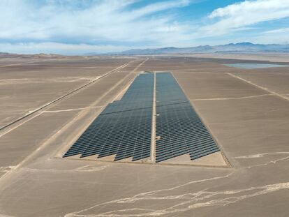 Paneles solares absorben la luz en el desierto de Atacama, uno de los lugares más secos con la mayor radiación solar en la tierra, el 28 de agosto de 2022 cerca de Calama (Chile).