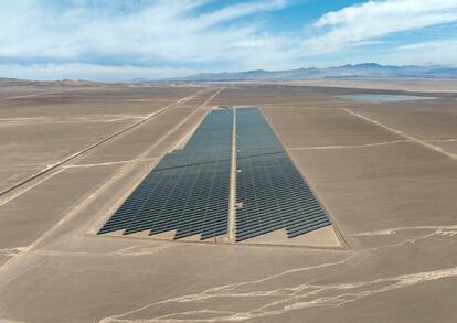 Paneles solares en el desierto de Atacama, Chile