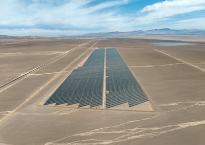 Paneles solares en el desierto de Atacama, Chile