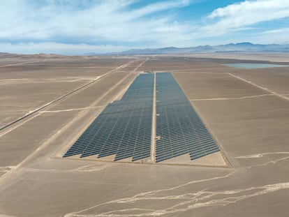 Paneles solares absorben la luz en el desierto de Atacama, uno de los lugares más secos con la mayor radiación solar en la tierra, el 28 de agosto de 2022 cerca de Calama (Chile).
