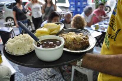 Mesas do bar Pavão Azul, em Copacabana.