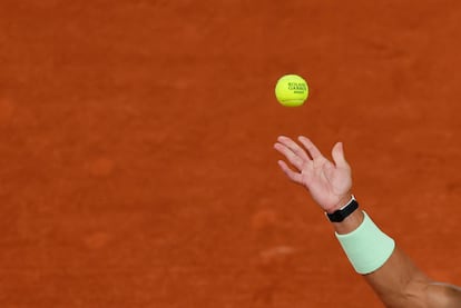 El español Rafael Nadal se prepara para sacar en su primer partido contra el alemán Alexander Zverev en el Roland Garros.